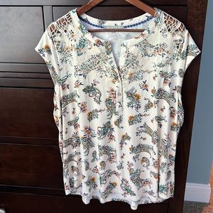 Like new top. Paisley design with crochet detail and cap sleeve.